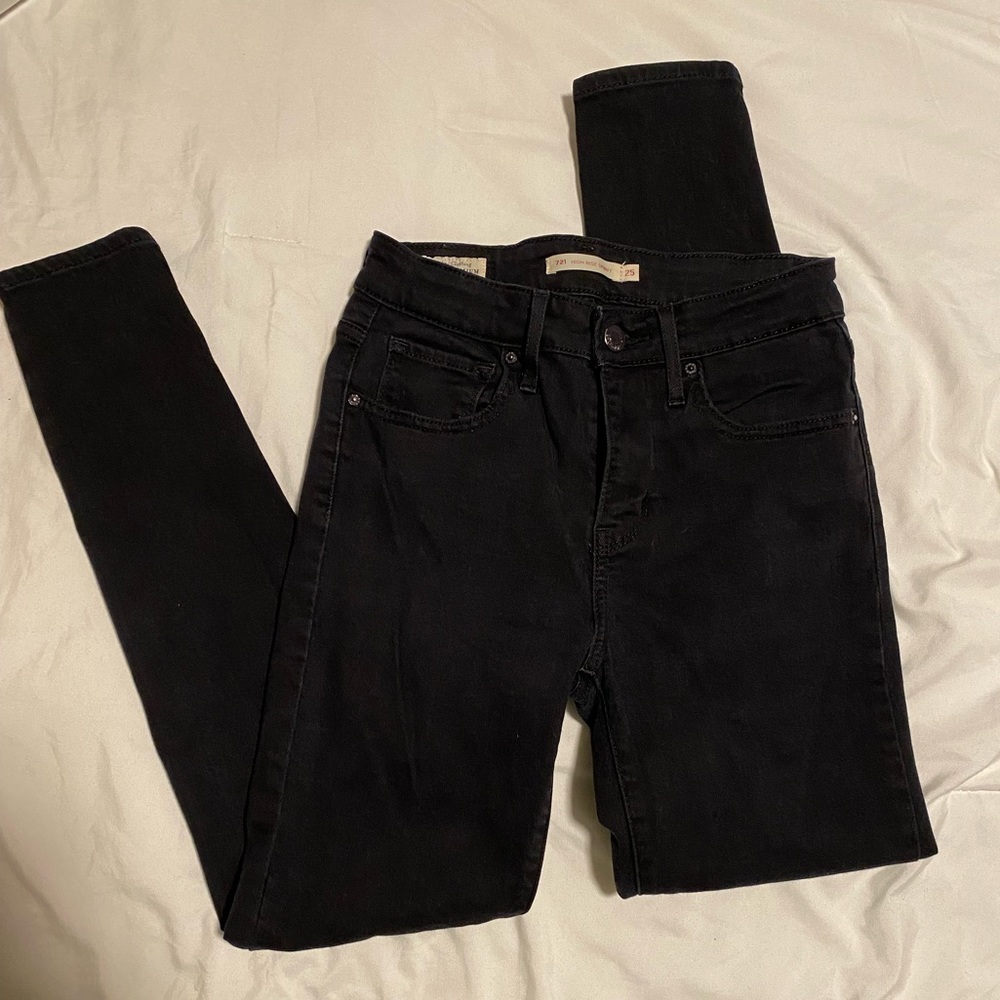 Levi’s 721 High Rise Skinny Jeans. Black/25